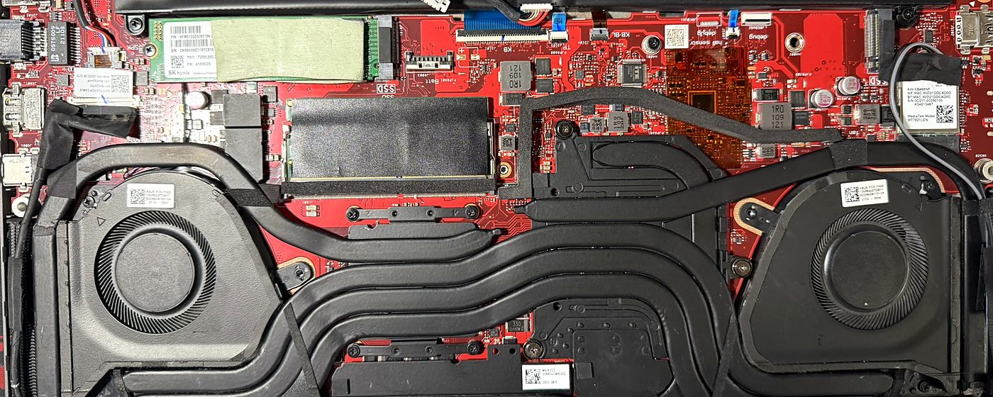 Laptop deschis în service-ul Alex IT – sistem de răcire și placă de bază