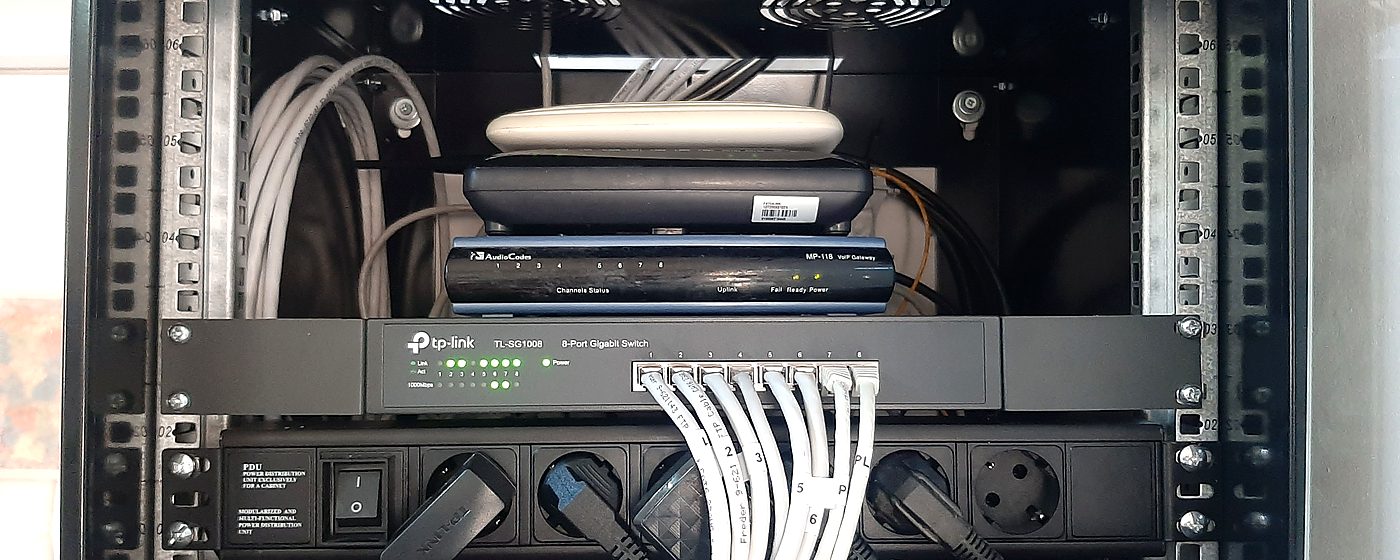 Rack de rețea organizat, montat de Alex IT