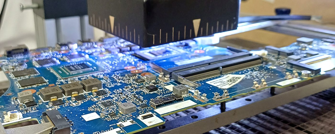 Reparație placă de bază laptop pe stația BGA din service-ul Alex IT